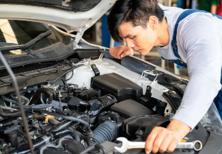 What qualities should a qualified auto mechanic possess?